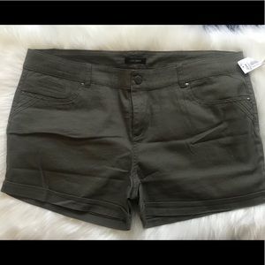 *NEW WITH TAGS* WOMAN’S MILITARY GREEN SHORTS